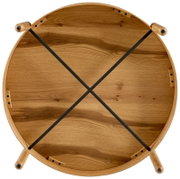 Ronde houten salontafel met zwart kruisonderstel, gezien van onderaf