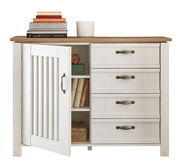 Weiße Kommode mit drei Schubladen und einer Tür, teilweise geöffnet, mit Büchern und Dekoration darauf, aus frontaler Perspektive.