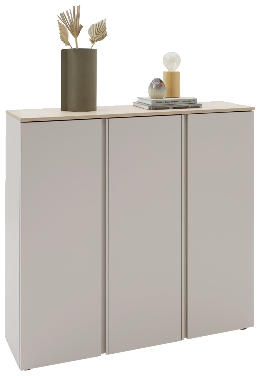 Voleo XL-schoenenkast MILTON Modernes Sideboard mit zwei glatten, hellgrauen Türen und heller Holzplatte, dekoriert mit Vase, Büchern und kleiner Lampe, freigestellt vor weißem Hintergrund, Frontansicht in leichter Schrägperspektive von links.