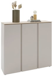 Modernes Sideboard mit zwei glatten, hellgrauen Türen und heller Holzplatte, dekoriert mit Vase, Büchern und kleiner Lampe, freigestellt vor weißem Hintergrund, Frontansicht in leichter Schrägperspektive von links.