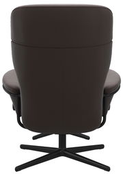 Rückansicht eines braunen Einzelsessels mit Kopfstütze und schwarzem Drehfuß