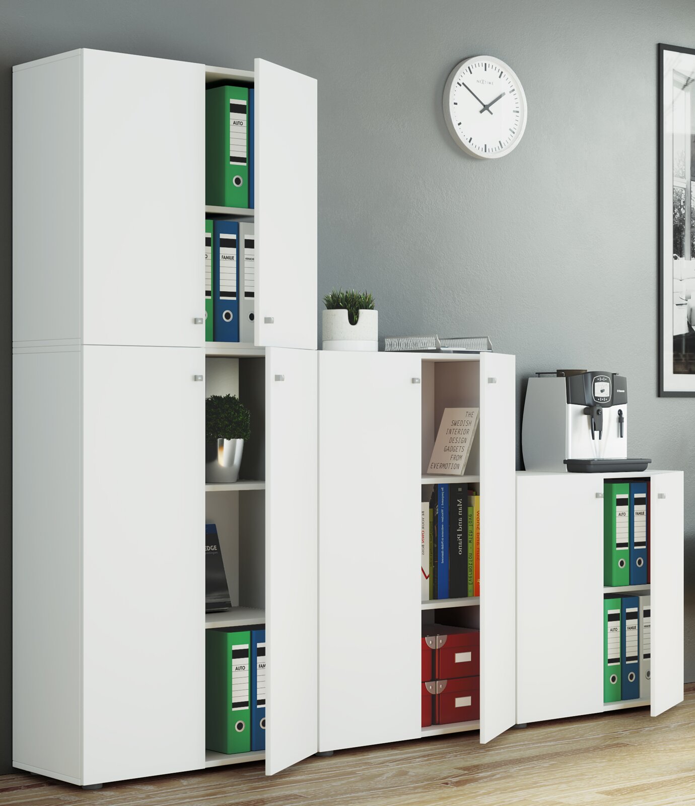 Weiße Büro-Aufbewahrungsschränke mit mehreren Türen und offenen Fächern, teils geöffnet mit Ordnern und Büchern, im modernen Raum mit Wanduhr; Perspektive: frontale leicht schräge Ansicht von links.