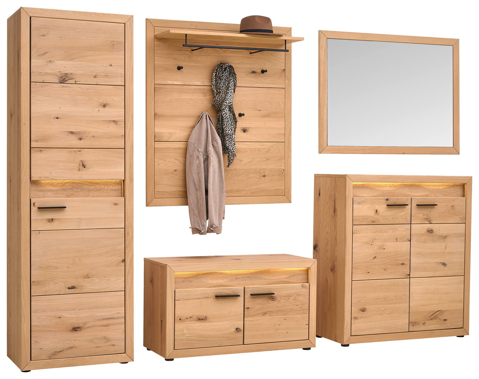 Garderoben-Set 5-tlg. aus Holz in natürlicher Optik, bestehend aus einem hohen Schrank, einer Wandgarderobe mit Haken und Ablage, einem Spiegel und zwei Kommoden, frontal abgebildet.