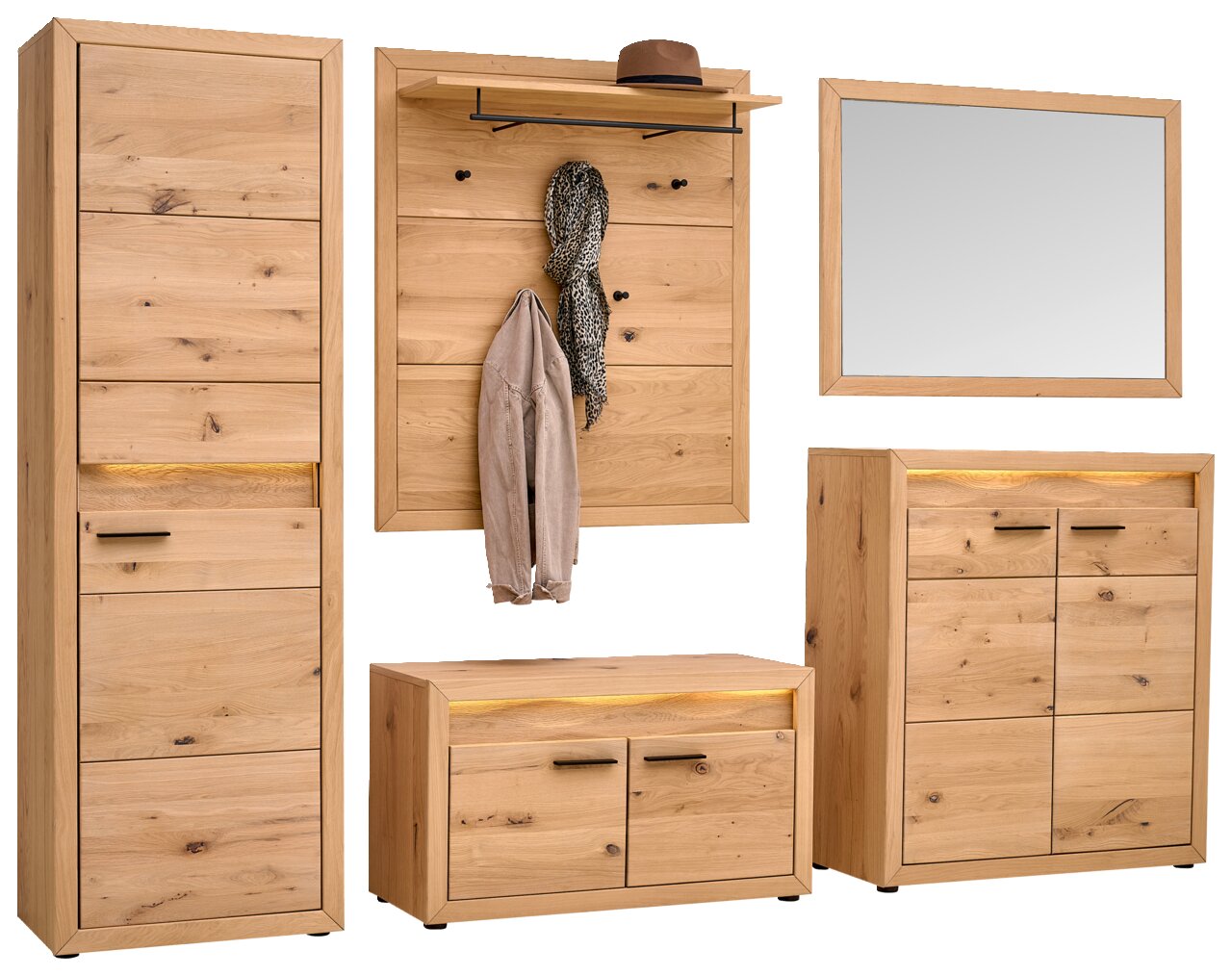 5-delige garderobeset van hout in natuurlijke look, bestaande uit een hoge kast, een wandkapstok met haken en een plank, een spiegel en twee ladekasten, hier afgebeeld in vooraanzicht.