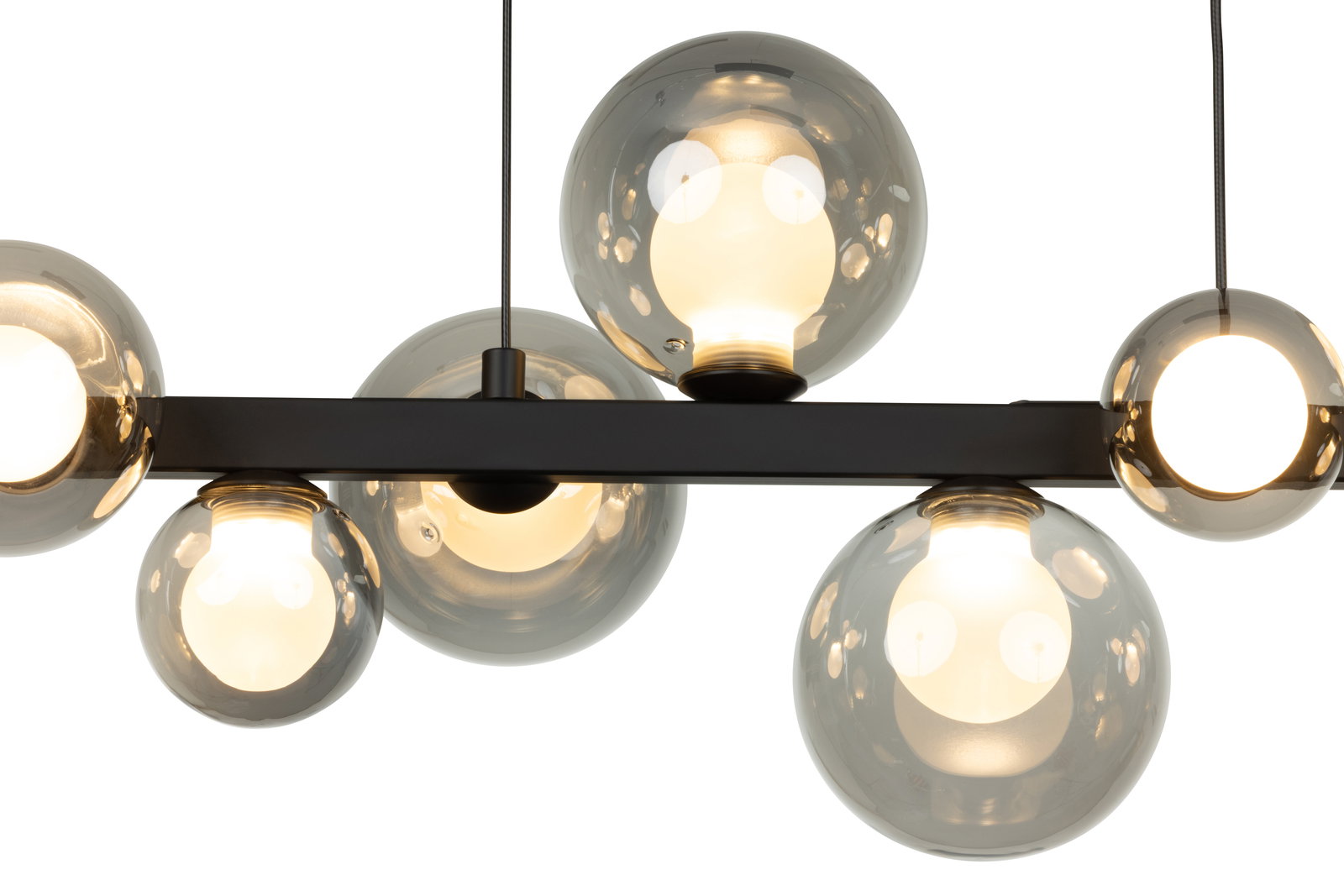 Moderne LED-Hängeleuchte mit mehreren kugelförmigen Glaskörpern, seitliche Perspektive