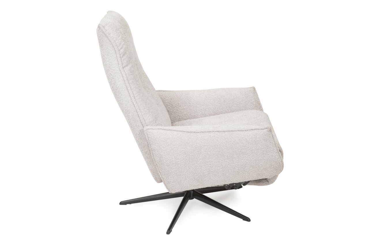 Zijaanzicht van een beige relaxfauteuil met een zwart draaivoet
