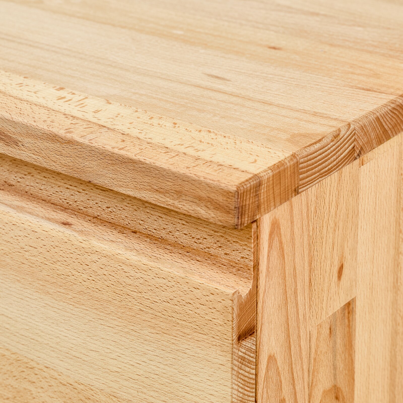 Close-up van een hangende schoenenkast van licht hout, gezien van bovenaf en vanaf de zijkant