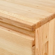 Close-up van een hangende schoenenkast van licht hout, gezien van bovenaf en vanaf de zijkant
