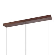 Lange, rechteckige Deckenbaldachin-Leiste in Kupfer/Bronze mit drei schwarzen Pendelkabeln, Produktansicht schräg von unten (Untersicht) vor weißem Hintergrund