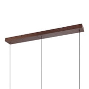 Lange, rechteckige Deckenbaldachin-Leiste in Kupfer/Bronze mit drei schwarzen Pendelkabeln, Produktansicht schräg von unten (Untersicht) vor weißem Hintergrund