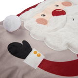 Nahaufnahme einer Kissenhülle mit Weihnachtsmann-Motiv, das Gesicht und Bart des Weihnachtsmanns zeigt, mit einem weißen Bommel an der Mütze.