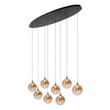 Hängeleuchte mit acht kugelförmigen, goldenen Lampenschirmen, die an dünnen Kabeln von einer ovalen Deckenplatte hängen. Perspektive von unten.