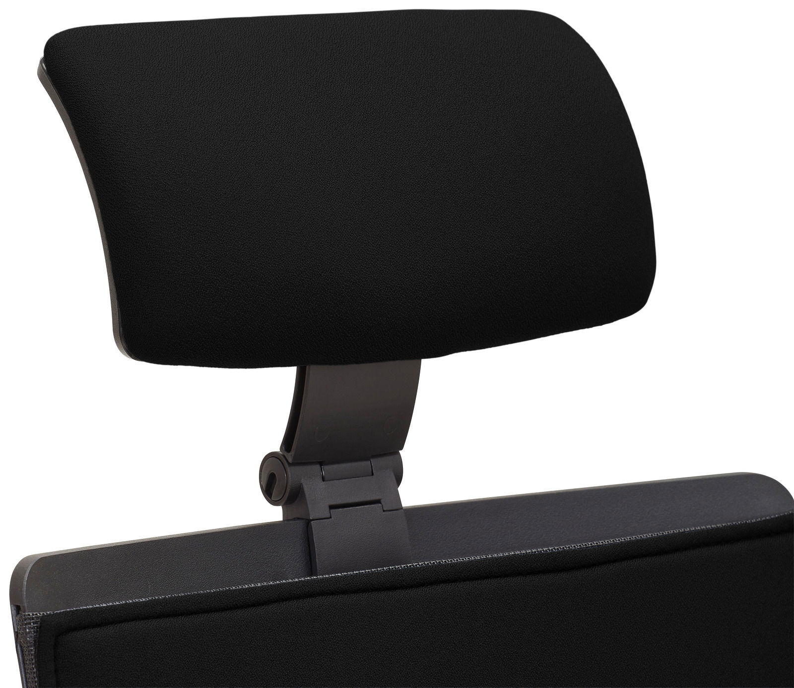 Nahaufnahme der Kopfstütze eines schwarzen Drehstuhls, seitliche Perspektive