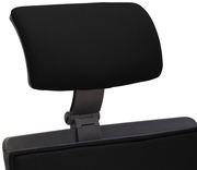 Nahaufnahme der Kopfstütze eines schwarzen Drehstuhls, seitliche Perspektive