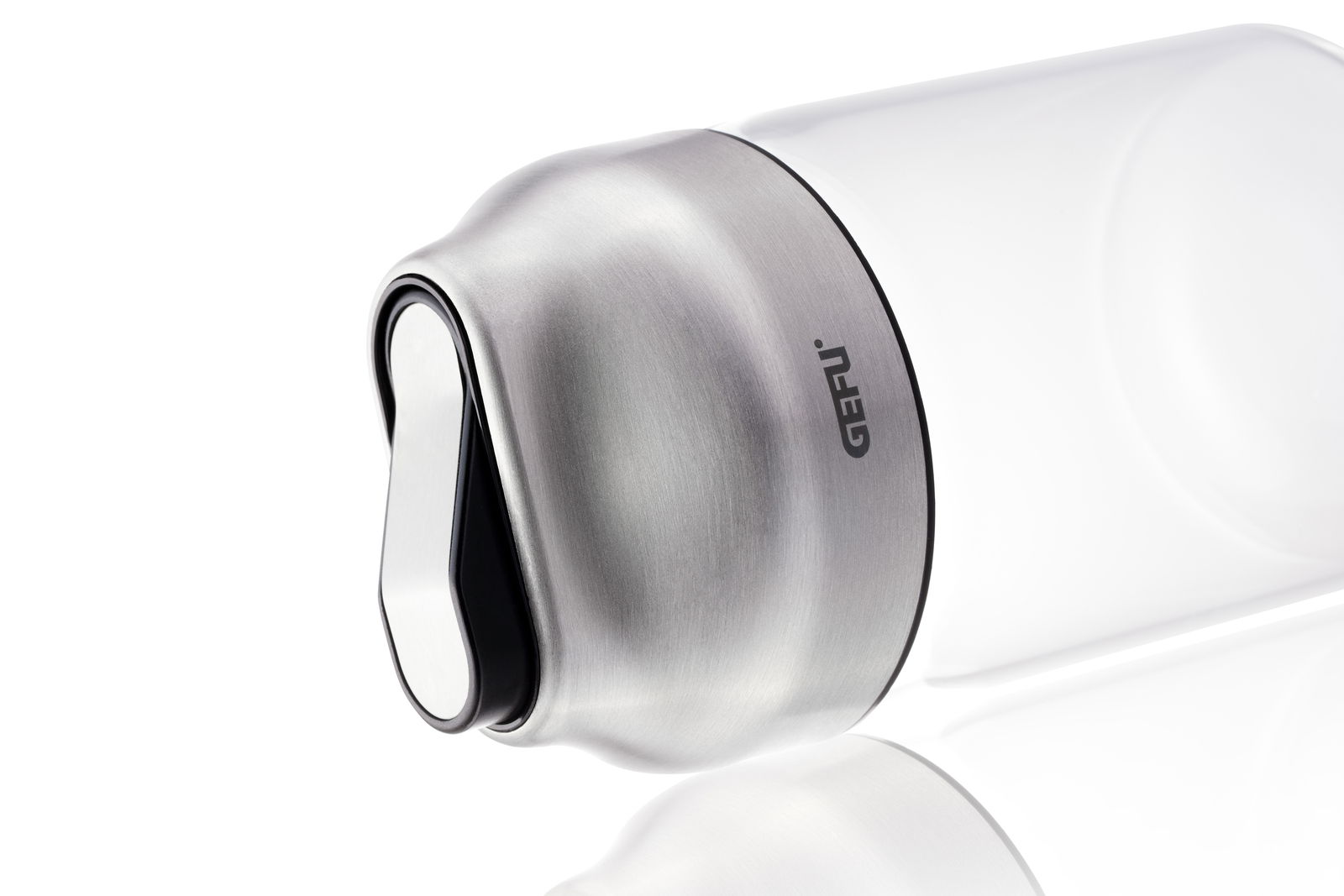 Nahaufnahme eines Zucker- oder Milchdosierers aus Edelstahl mit seitlicher Perspektive.