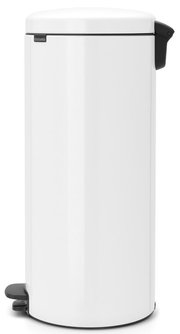 Weißer Treteimer aus seitlicher Perspektive mit schwarzem Pedal und Deckelgriff.