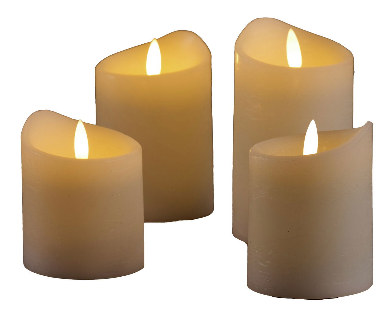 Vier LED-Kerzen in warmem Licht, aus leicht erhöhter Perspektive fotografiert.