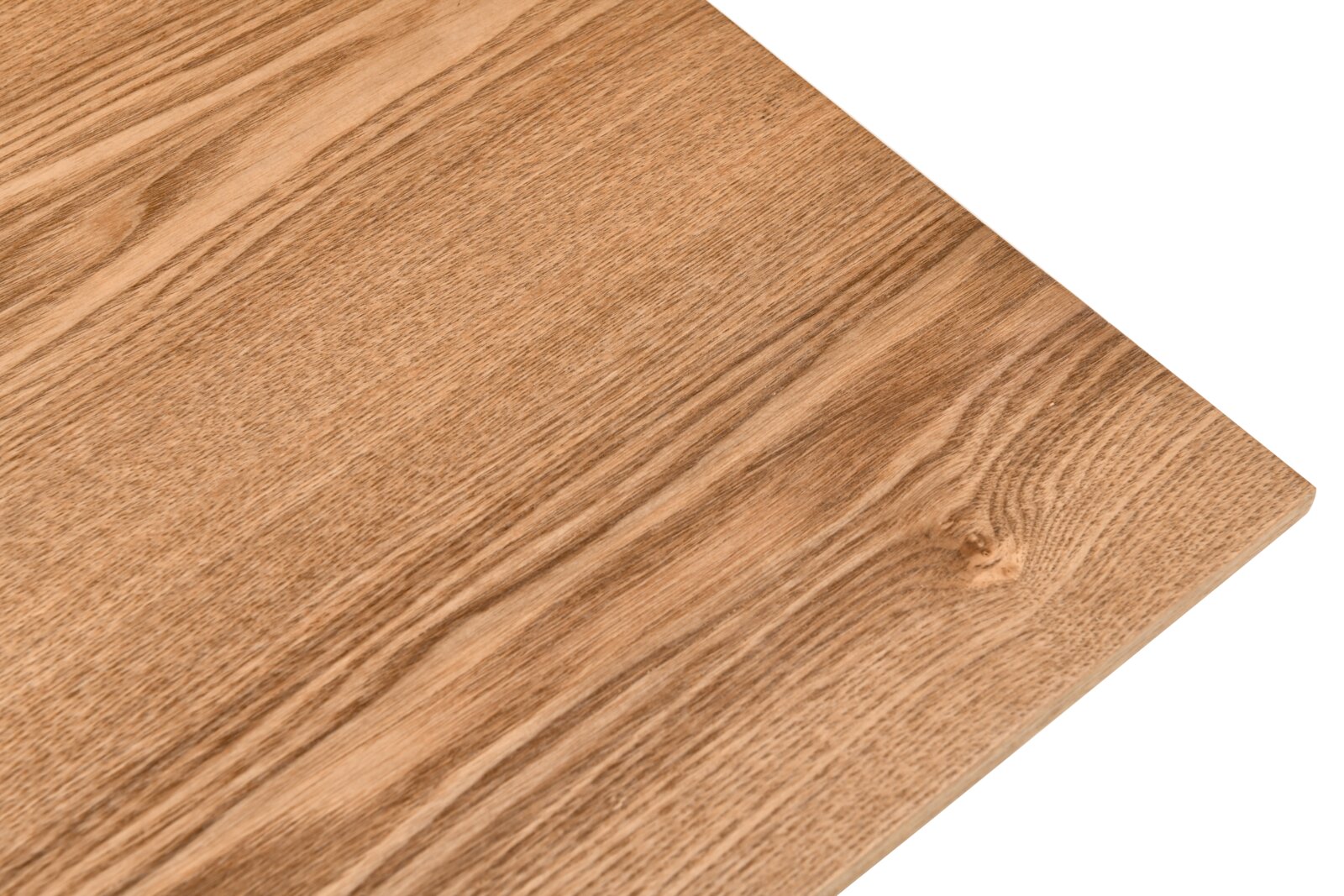 Nahaufnahme einer Holzplatte mit natürlicher Maserung in warmem Braun, schräg von oben fotografiert