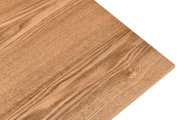 Nahaufnahme einer Holzplatte mit natürlicher Maserung in warmem Braun, schräg von oben fotografiert