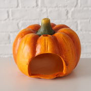 Teelichthalter in Form eines Kürbisses, frontal fotografiert, mit einer Öffnung für ein Teelicht.