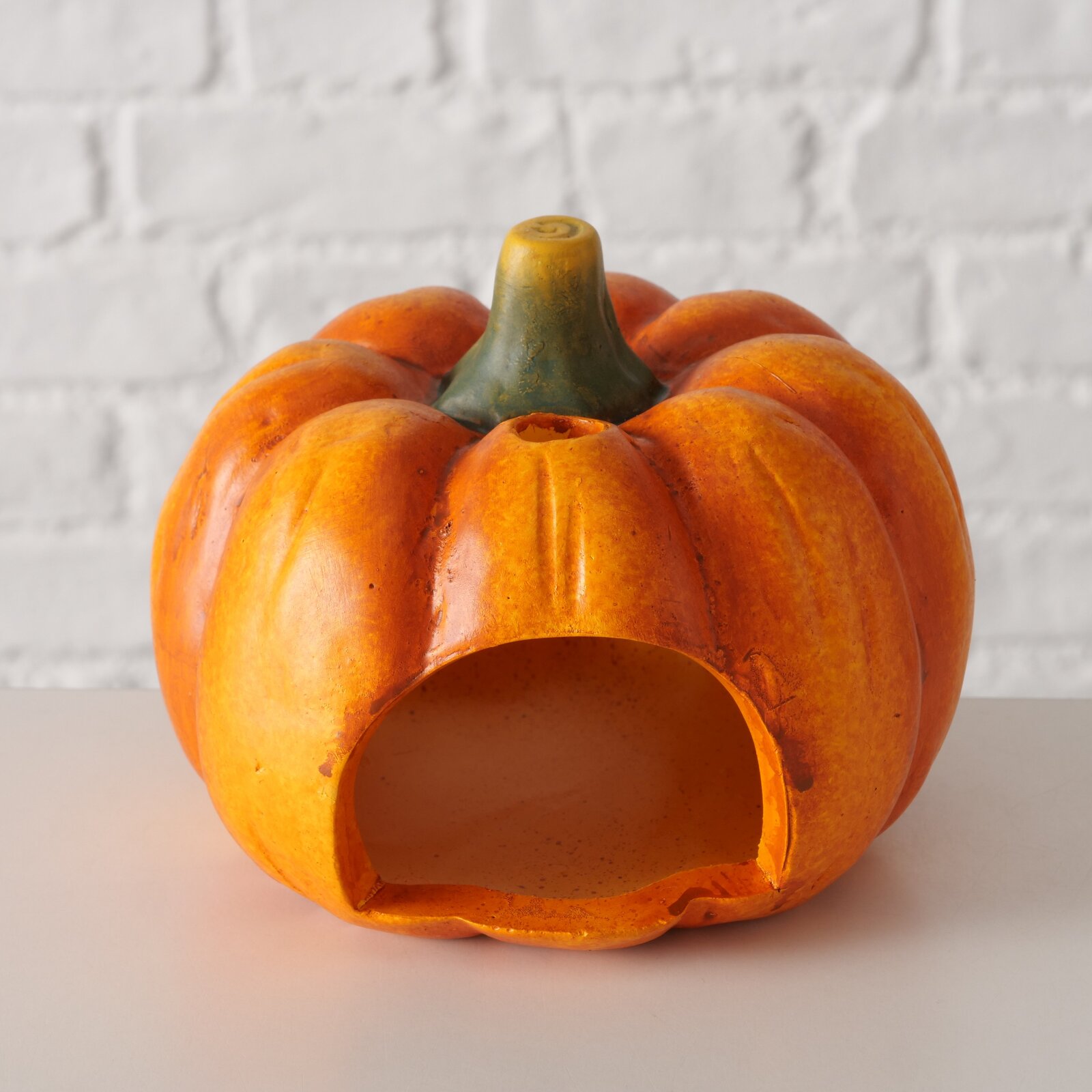 Teelichthalter in Form eines Kürbisses, frontal fotografiert, mit einer Öffnung für ein Teelicht.