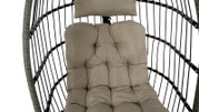 Close-up van een hangstoel met comfortabele, gestoffeerde kussens in een stevig frame.