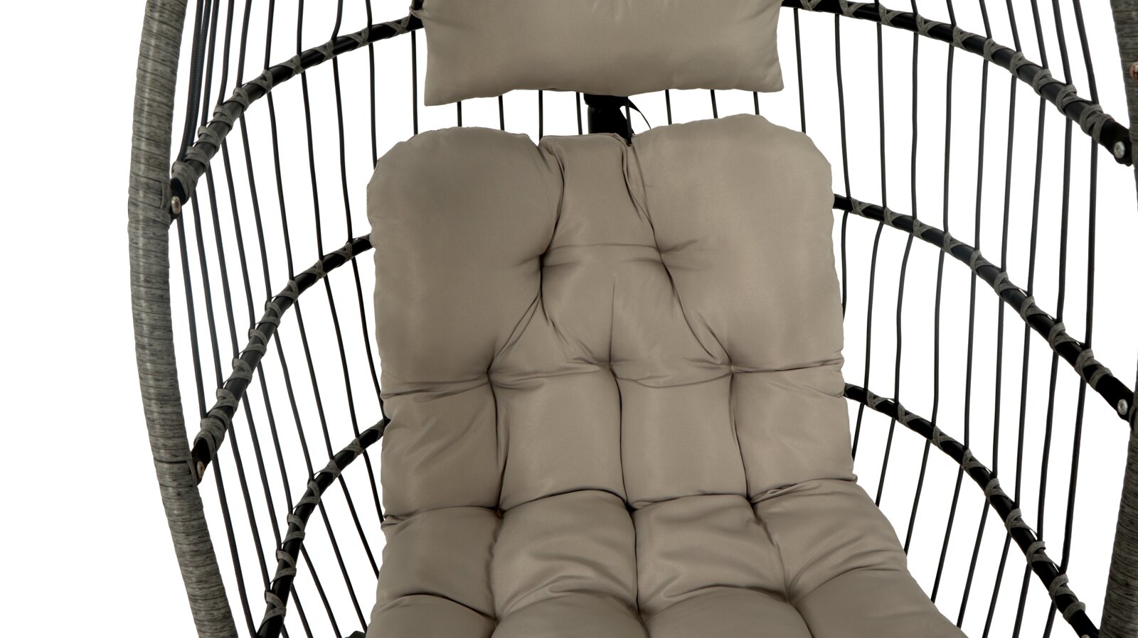 Close-up van een hangstoel met comfortabele, gestoffeerde kussens in een stevig frame.