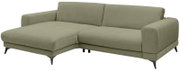 Olivgrünes Stoff-Ecksofa mit breiter Recamiere links, zwei Rückenpolstern und schwarzen Metallfüßen, freigestellt vor weißem Hintergrund, Ansicht schräg von vorne