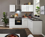 Moderne weiße Küche mit Eckunterschrank, Herd und Spüle, aus der Perspektive des Wohnzimmers betrachtet.