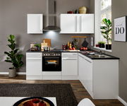 Moderne weiße Küche mit Eckunterschrank, Herd und Spüle, aus der Perspektive des Wohnzimmers betrachtet.