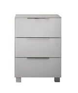 Moderne Nachtkommode mit drei Schubladen, frontal abgebildet, in glänzendem Weiß mit Metallgriffen.