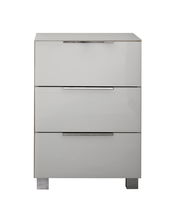 Moderne Nachtkommode mit drei Schubladen, frontal abgebildet, in glänzendem Weiß mit Metallgriffen.