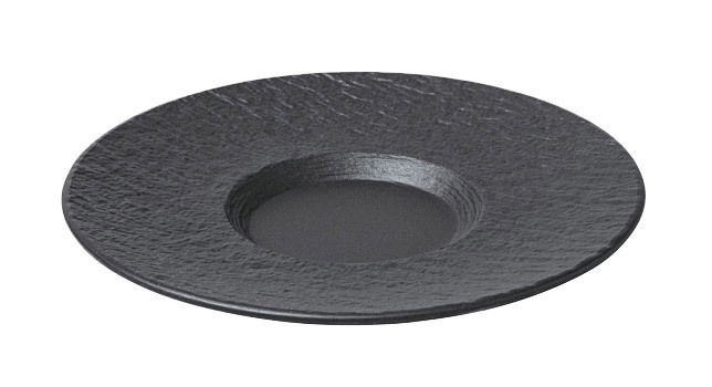 Schwarze Kaffeeuntertasse aus der Manufacture-Serie, aus seitlicher Perspektive fotografiert.