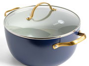 Blauer Kochtopf mit Glasdeckel und goldenen Griffen, seitliche Perspektive