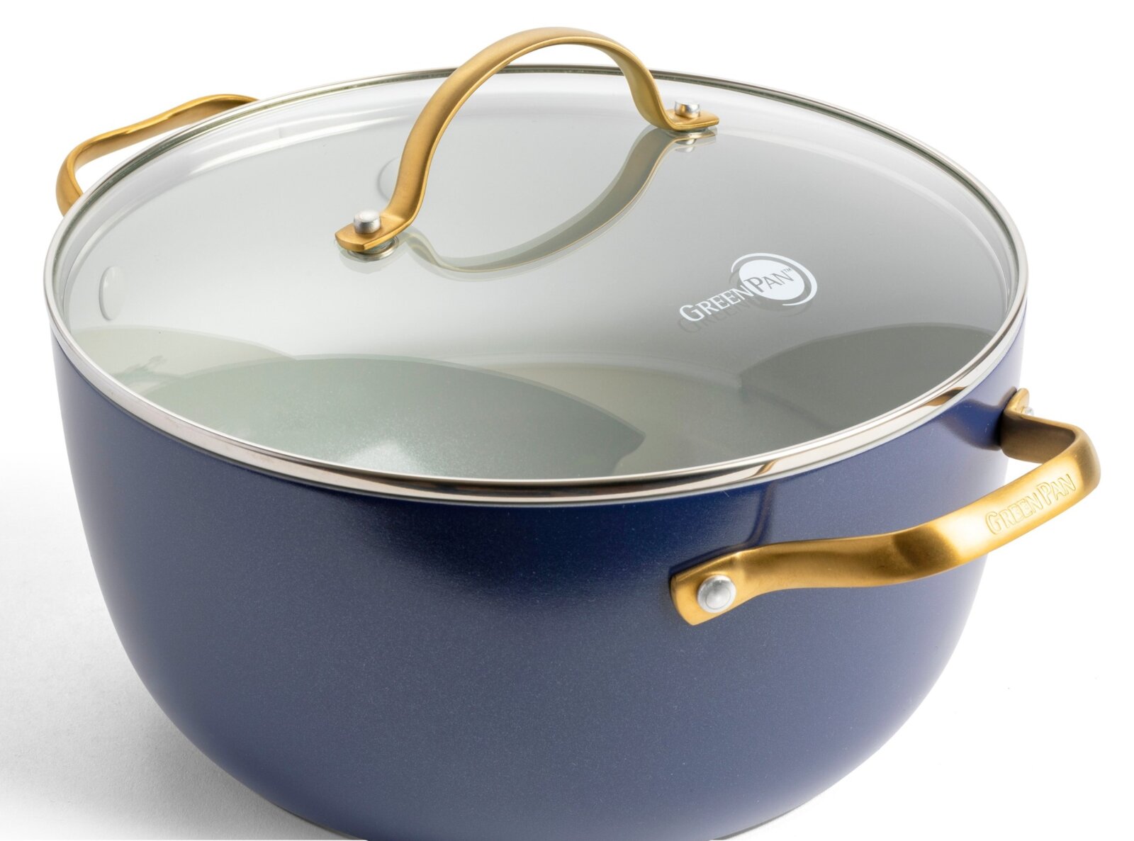 Blauwe kookpan met glazen deksel en gouden handvatten, zijaanzicht