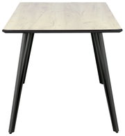 Moderner Esstisch mit heller Holzplatte und schwarzen Metallbeinen, frontal betrachtet.