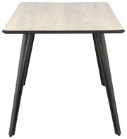 Moderner Esstisch mit heller Holzplatte und schwarzen Metallbeinen, frontal betrachtet.