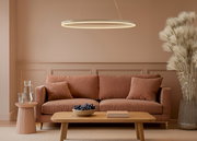 Moderne, ringförmige LED-Pendelleuchte in Weiß über einem braunen Sofa im warmen Wohnzimmerambiente, frontale Perspektive.