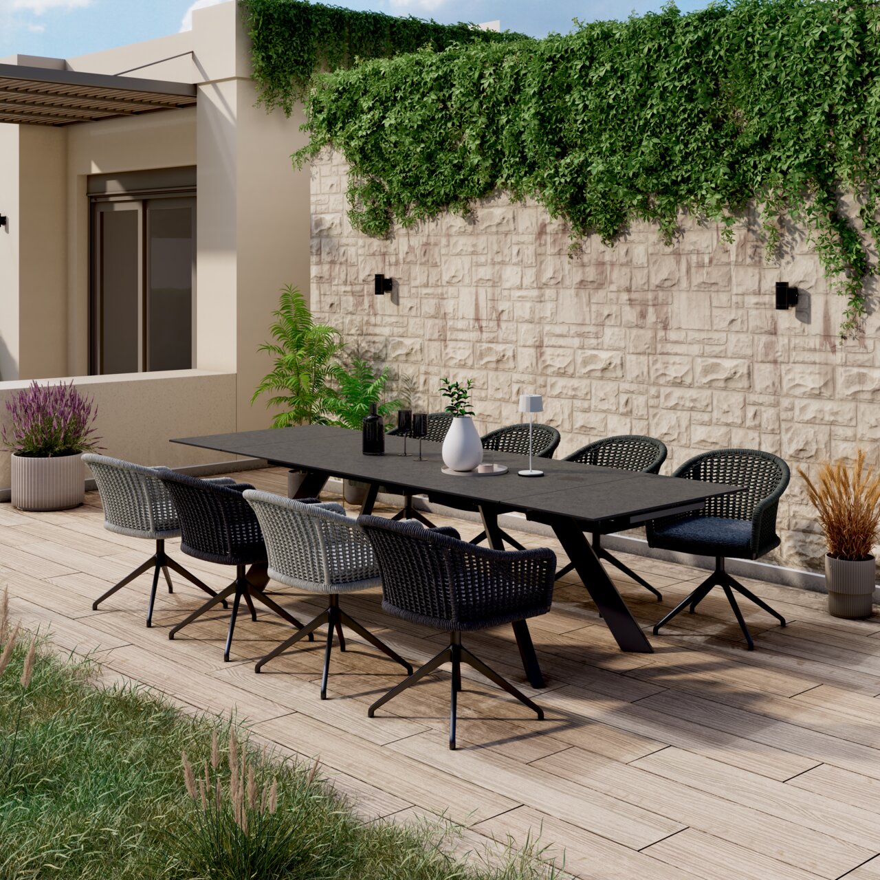 Amatio Pro Gartentisch SATO Moderner Gartentisch mit sechs Stühlen auf einer Terrasse, umgeben von Pflanzen, aus seitlicher Perspektive.