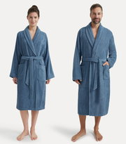 Zwei Personen tragen blaue Bademäntel mit Schalkragen, Vorderansicht.