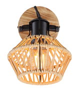 Vorderansicht eines Strahlers mit Holz- und Rattanelementen, warmes Licht abstrahlend.