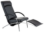 Moderner schwarzer Funktionssessel mit verchromten Armlehnen und integriertem Fußteil, seitliche Perspektive