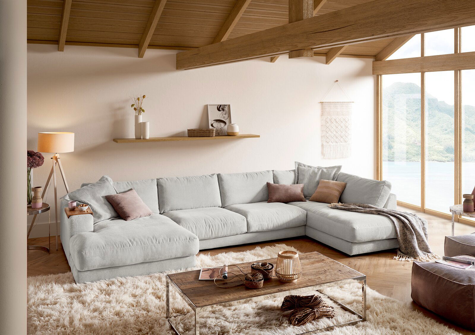 Lounge Handmade Wohnlandschaft LH-SAMBIA Gemütliche Rundecke in einem modernen Wohnzimmer mit Holzdecke und großen Fenstern, seitliche Perspektive.