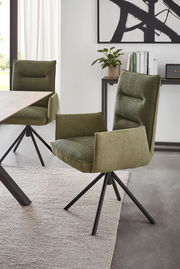 Moderner grüner Sessel mit schwarzem Metallgestell, seitliche Perspektive.