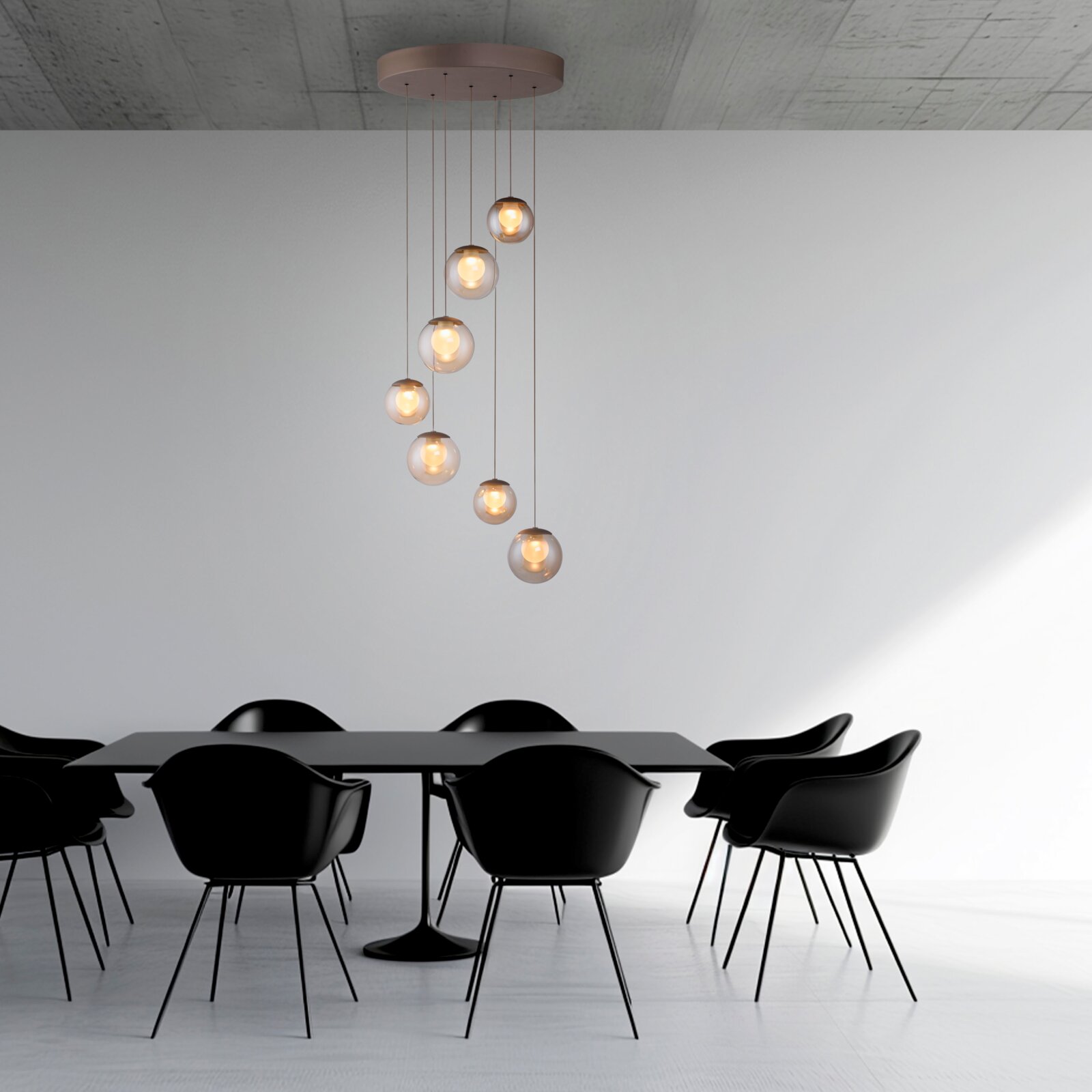 Moderne LED-Pendelleuchte mit sieben kugelförmigen Lampen, die in einer spiralförmigen Anordnung von der Decke hängen, über einem eleganten Esstisch mit schwarzen Stühlen. Perspektive: Seitenansicht.