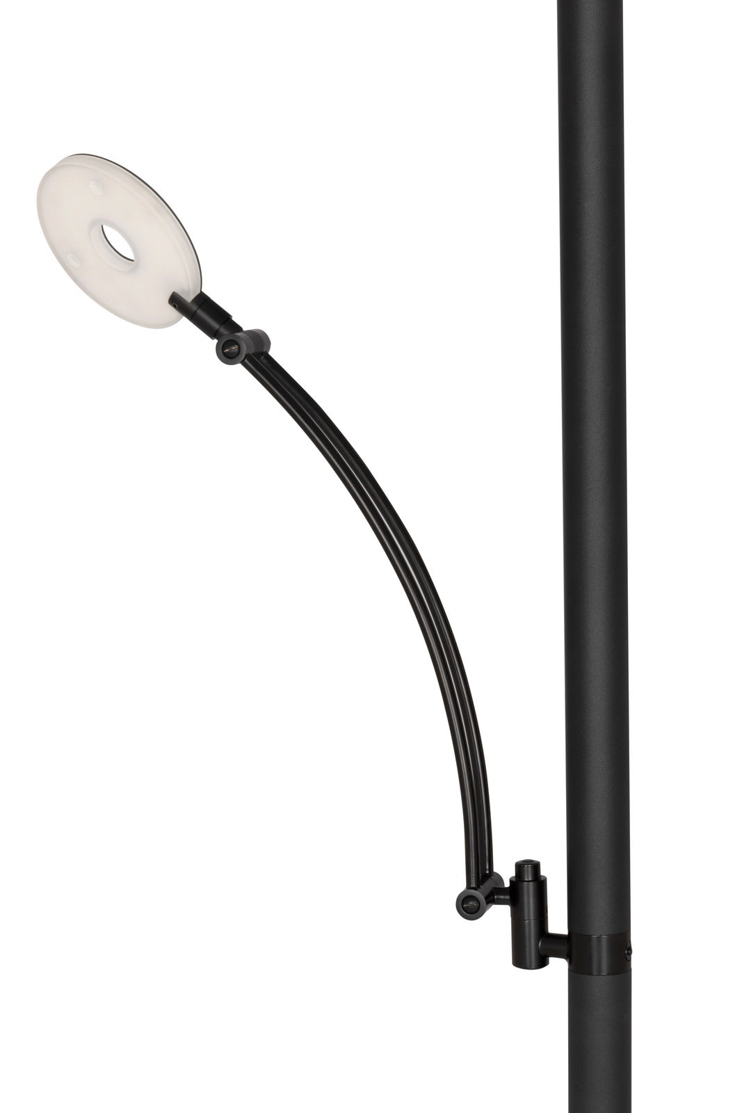 Nahaufnahme eines schwarzen LED-Deckenfluters mit gebogenem Arm und rundem Leuchtelement.