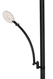 Close-up van een zwarte LED-plafondlamp met gebogen arm en rond lichtelement.