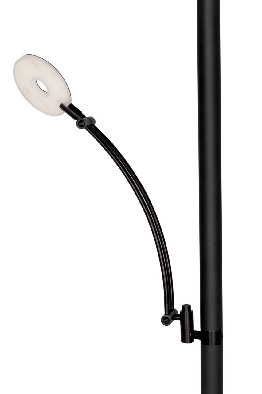 Close-up van een zwarte LED-plafondlamp met gebogen arm en rond lichtelement.