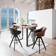 Moderner Bartisch mit Holzplatte und schwarzen Metallbeinen, umgeben von stilvollen Barhockern in einem hellen Raum mit Blick auf einen See. Perspektive: seitlich.