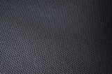 Nahaufnahme eines schwarzen, strukturierten Stoffes, vermutlich Sitzfläche eines Drehstuhls.